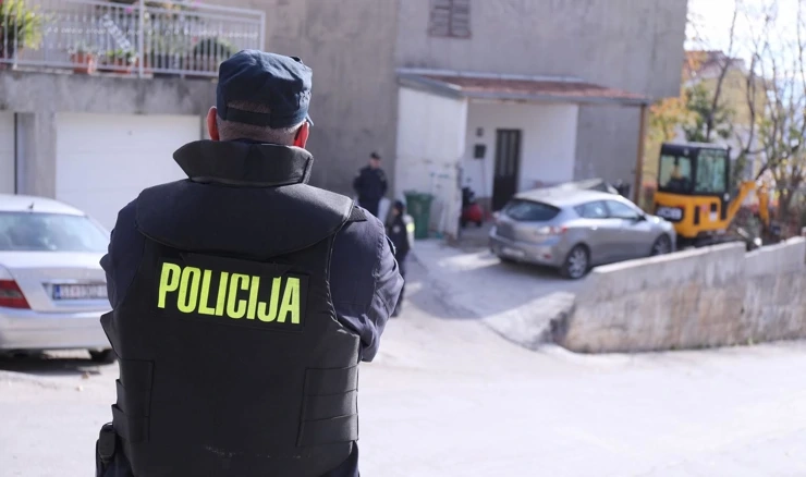 Policija ispred kuće Ivana Božića 