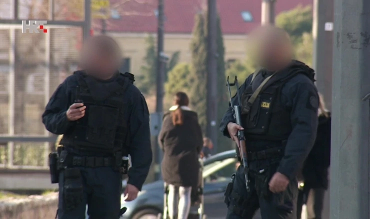 Razbojništvo u Šibeniku, nakratko duge cijevi na ulici