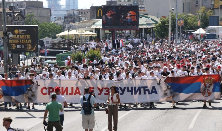 Dan prije skupa u Kraljevu SNS i Vučić okupili su tisuće svojih pristaša u središtu Beograda