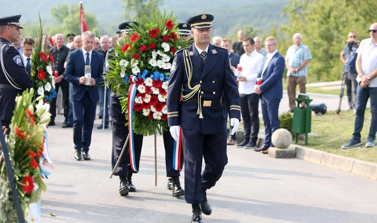 Polaganje vijenaca ispred spomen-obilježja u Žutoj Lokvi