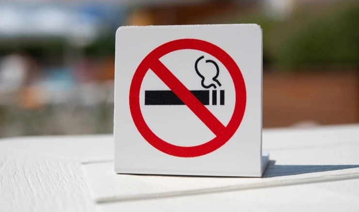 Francuska proširuje zabranu pušenja na plaže, parkove, autobusne postaje
