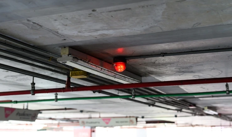 Sustav za detekciju požara na stropu parkirne garaže