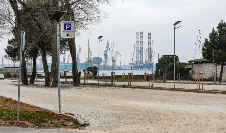 Na parkiralištu Mandrač u Puli pronađen teško ozlijeđeni mladić