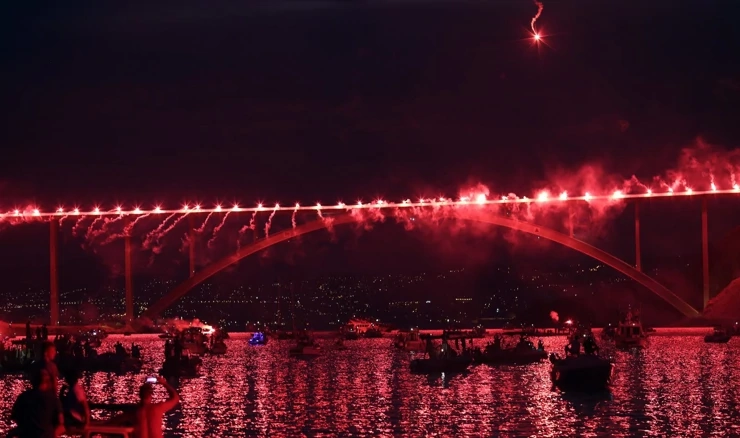 Baklje na Krkčkom mostu