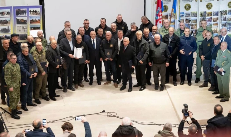 Zahvalnice postrojbama sudionicama u VRO Maslenica 