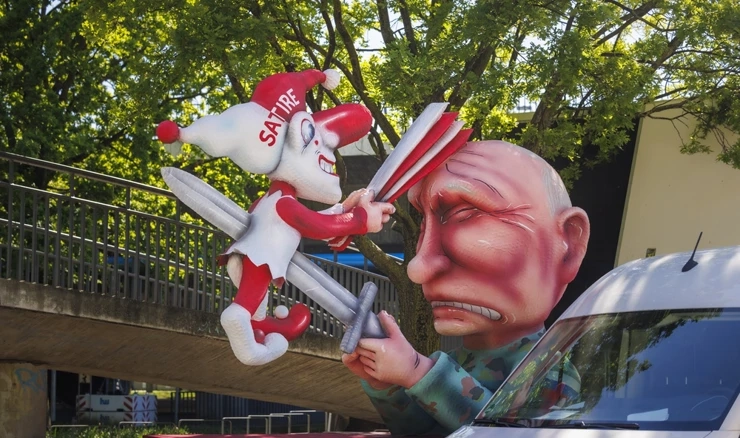 U nekoliko navrata Tilly je ismijavao ruskog predsjednika Vladimira Putina i rat u Ukrajini