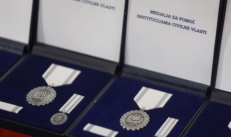 Medalje za pomoć institucijama civilne vlasti, ilustracija