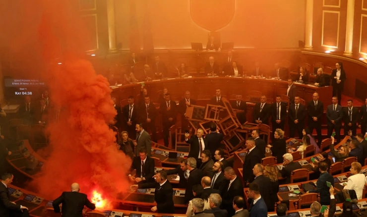 Dimne bombe u albanskom parlamentu