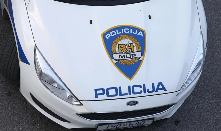 Protiv 22-godišnjaka iz Srijemskih Laza policija će podnijeti optužne prijedloge zbog sumnje u isticanje neprimjerenih simbola