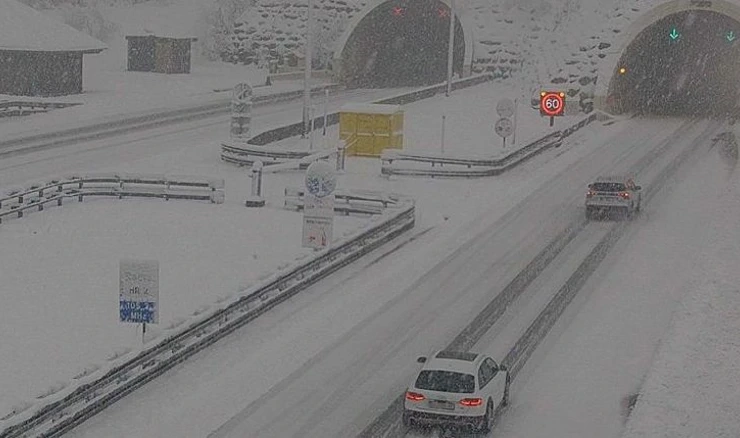 Crveni alarm zbog snijega i vjetra: Kamioni ne mogu prema primorju i Istri