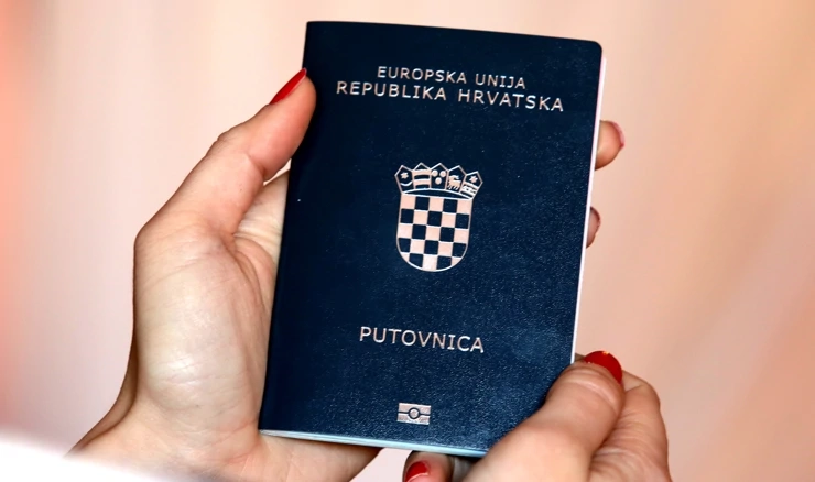Hoće li uz običnu trebati i COVID putovnica?