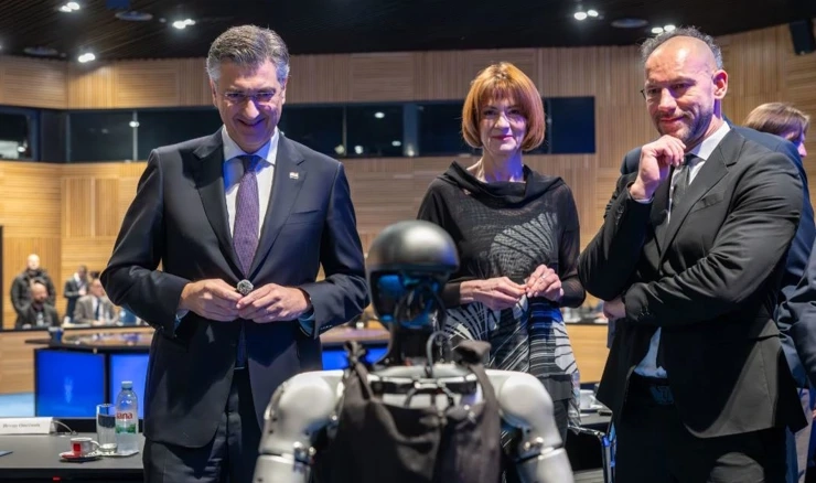 Andrej Plenković i humanoidni robot Tonka 