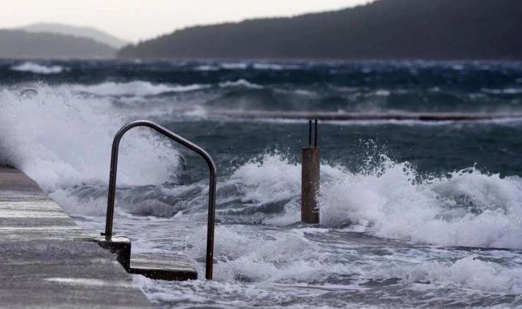 Zbog nepovoljnih vremenskih uvjeta u prekidu katamaranske i trajektne linije