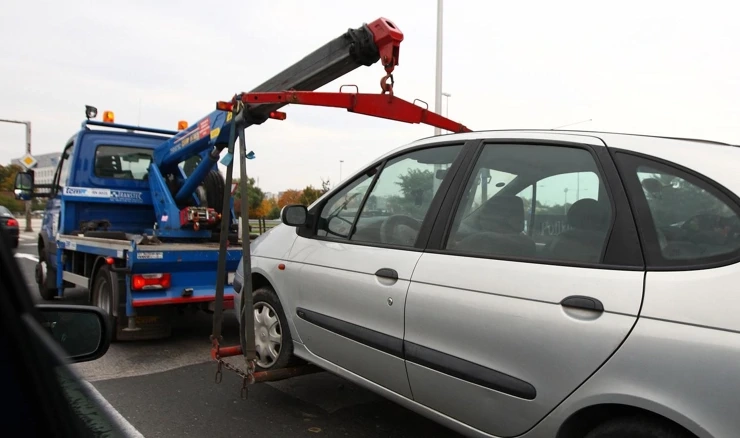 Vozilom za vuču krali automobile na parkiralištima, ilustracija