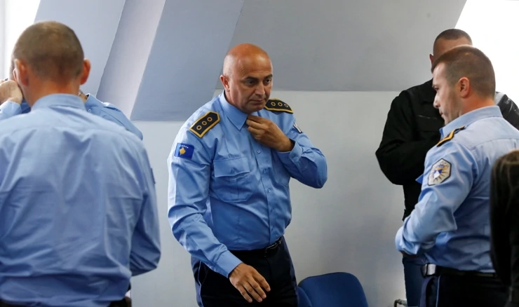 Policajci skidaju uniforme nakon odluke lokalnih Srba da napuste institucije na Kosovu