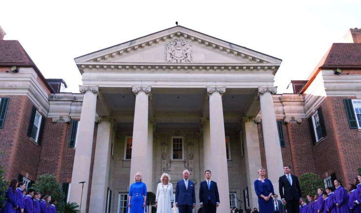 Britanski kralj Charles III. s britanskim veleposlanikom u SAD-u 