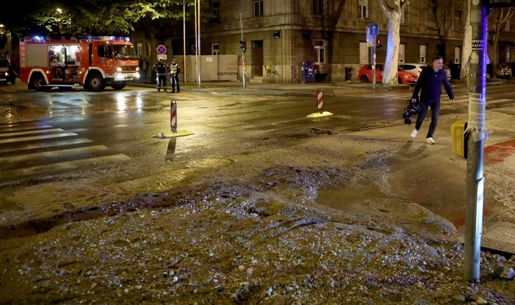 U zagrebačkoj Vodovodnoj ulici pukla cijev