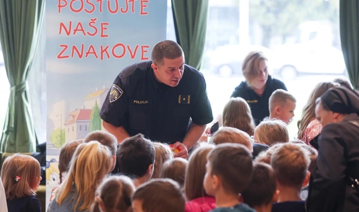 Djeca kroz ponavljanje i igru učila prometne znakove