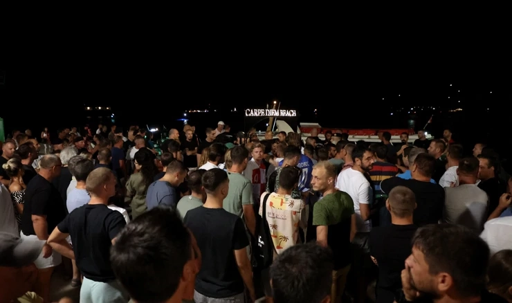 Hvar: Prosvjed građana u znak podrške pretučenom vlasniku restorana Gariful 