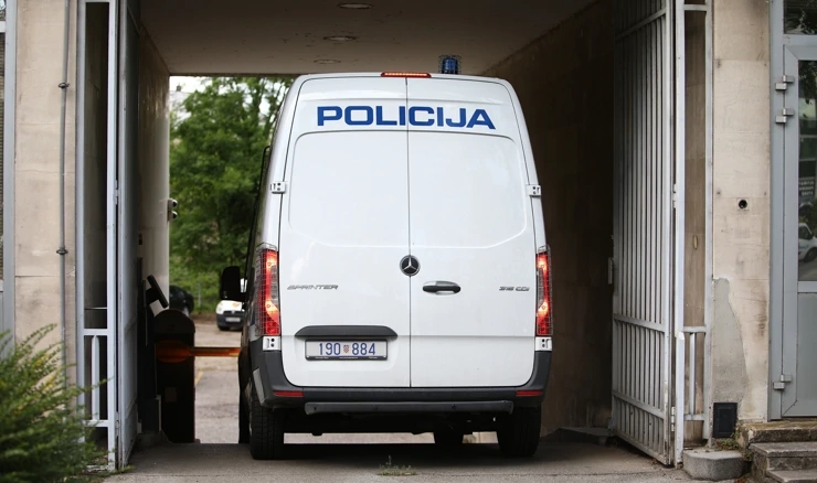 Muškarac (39) u Puli priveden zbog pokušaja ubojstva žene