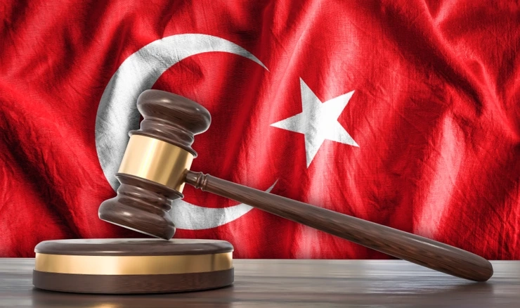 Odluka je donesena tijesnom većinom glasova sudaca, tri naprama dva