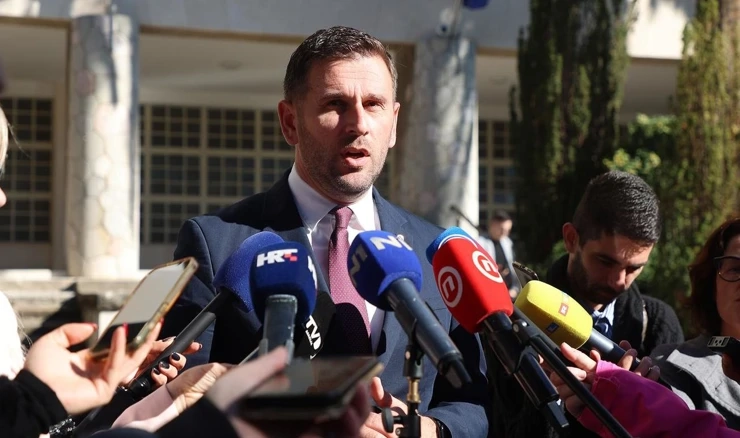 Gradonačelnik Tomislav Šuta na konferenciji za medije