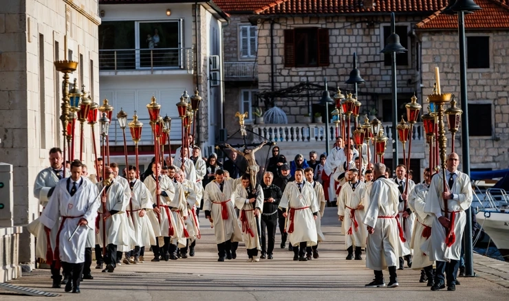 Procesión "Za križen" en Hvar