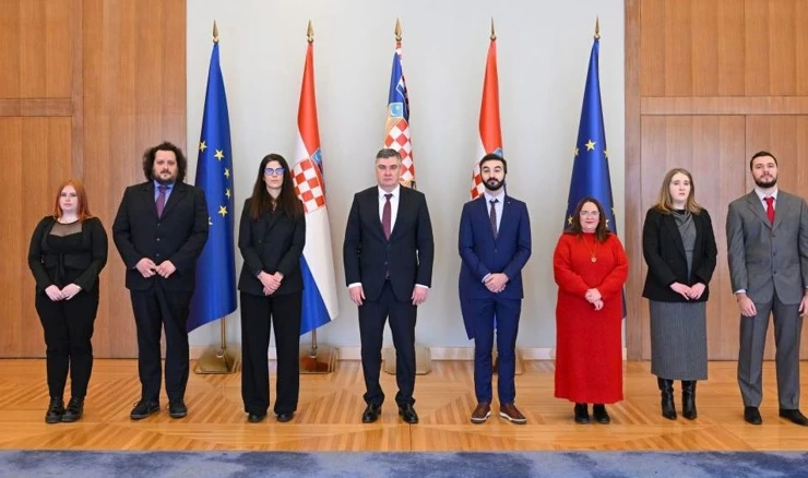 Predsjednik Milanović s predstavnicima Hrvatskog debatnog društva