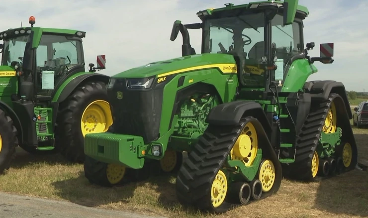 Velik interes za Osijek Farm Show: Posjetitelji razgledavaju i isprobavaju strojeve