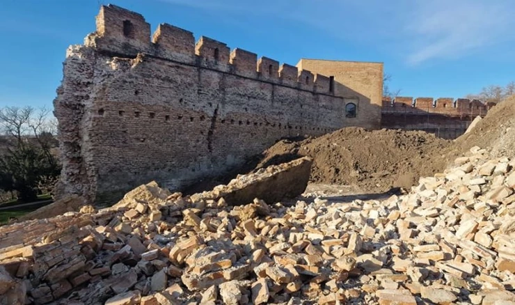 Urušio se dio zidina u Iloku 