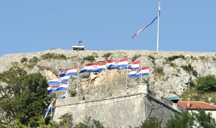 Kninska tvrđava ukrašena zastavama