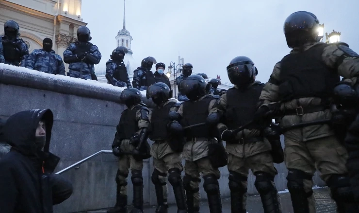 Policajci na prosvjedu protiv uhićenja Nevaljnog