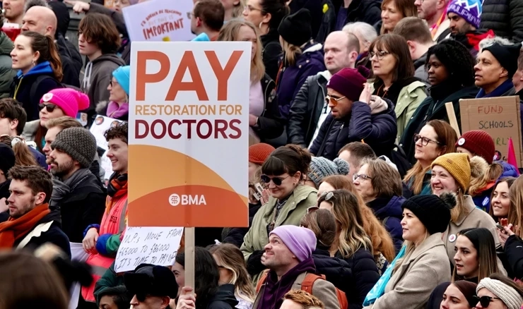 Engleski liječnici specijalizanti započeli šestodnevni štrajk 