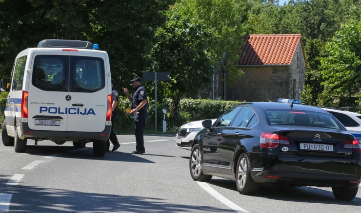 Policija provjerava automobile