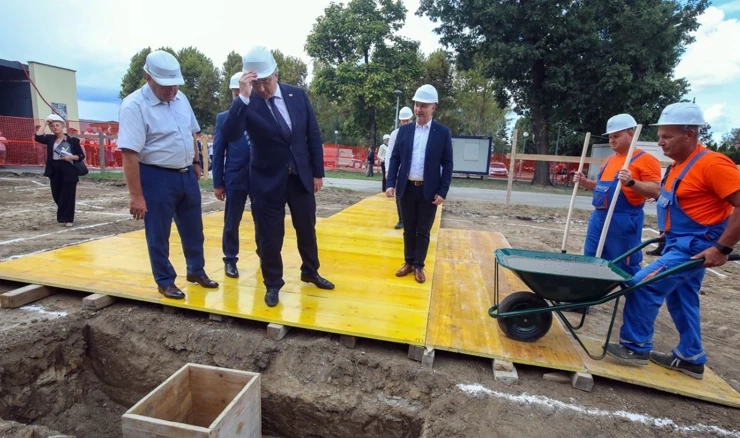 Premijer Plenković položio kamen temeljac za dogradnju osnovne škole u Ivancu 