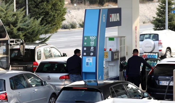 Gužve na benzinskim crpkama