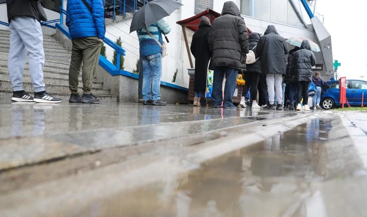 Redovi u nedjelju pred trgovinom/Arhivska fotografija