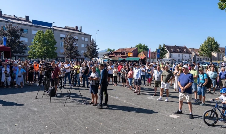 Na glavnom gradskom trgu na inicijativu udruge "Spasimo Liku" okupilo se tristotinjak građana