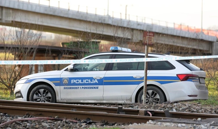 Vlak u Donjoj Stubici naletio na auto