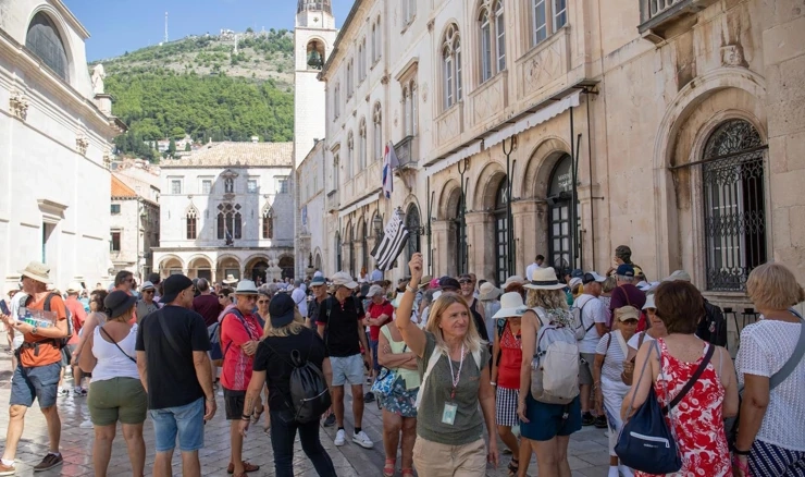 Mnogobrojni turisti i dalje posjećuju Dubrovnik
