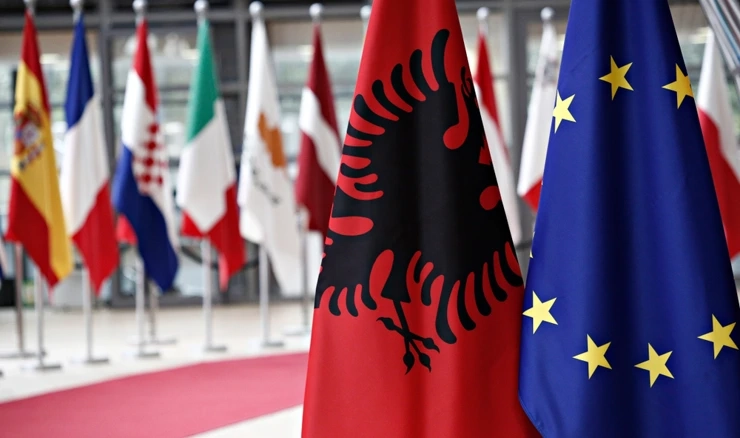 Zastave Albanije i EU