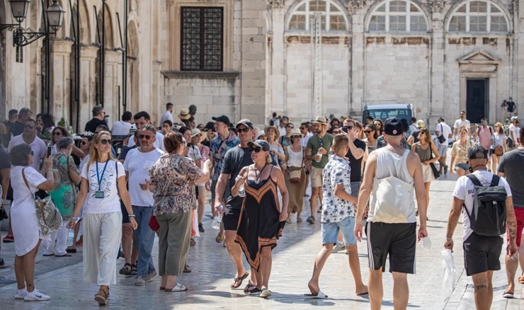 Usprkos visokim temperaturama gužve u Dubrovniku se ne smanjuju