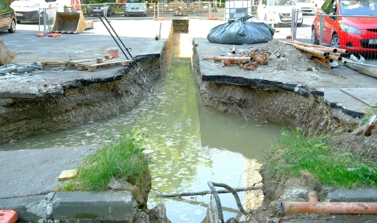 Pukla vodovodna cijev u Utrinama