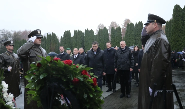 Polaganje vijenaca na Memorijalnom groblju u Vukovaru