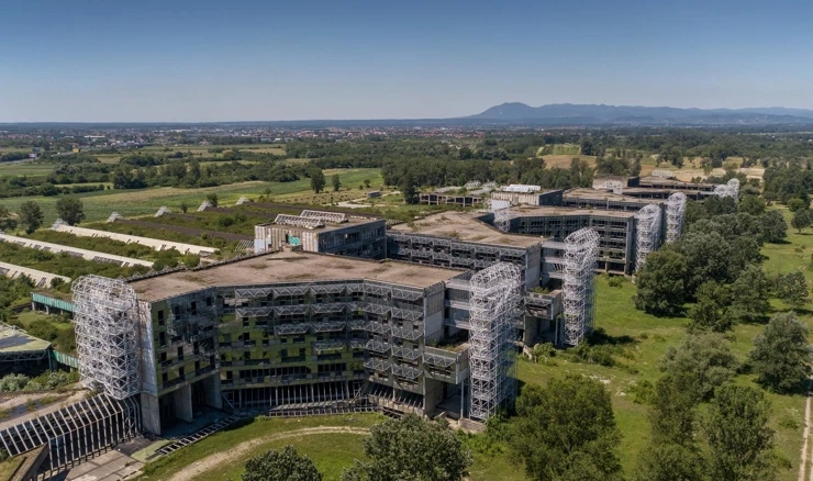 Nedovršena Sveučilišna bolnica u Blatu