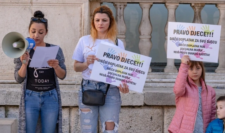  Zadar: Prosvjed inicijative "ZA djecu" -  pravo na dječji doplatak za svu djecu 