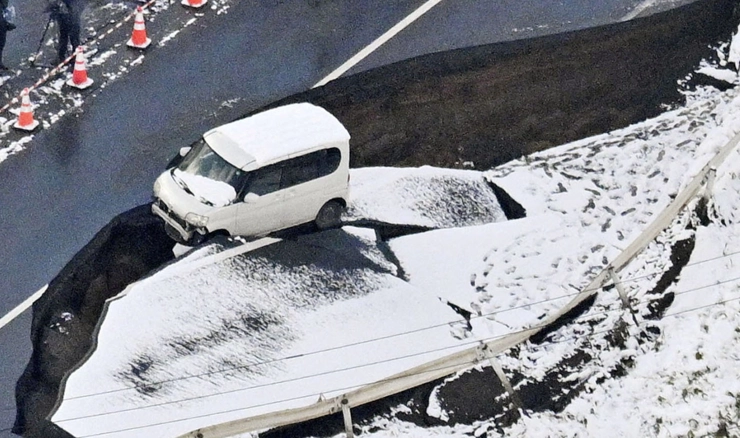 Urušena cesta u Tohokuu nakon potresa 