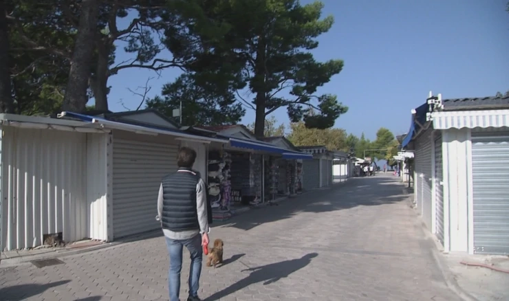 Peškera uz Makarsku rivu i plažu