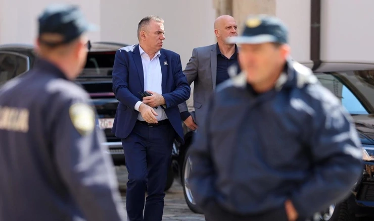 Dolazak na sastanak koalicije