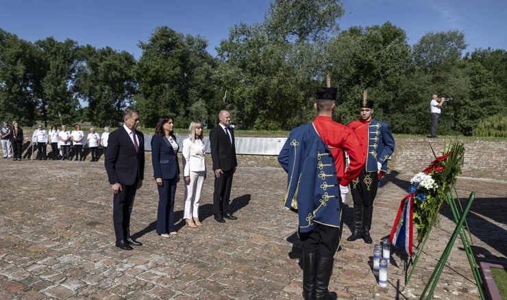  Polaganje vijenaca na platou Kapelice Kraljice Mira